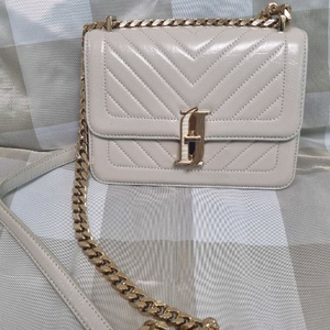 제이에스티나 골드 체인 크로스백 판매합니다.