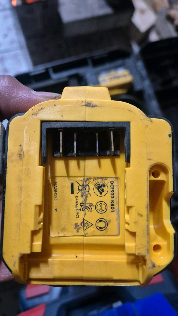 디월트 dcf922 정품 임팩렌치드릴 세트--1