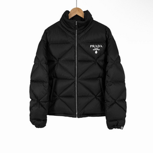 [M] 프라다 남성 리나일론 로고 퀄팅 하이넥 개버딘 숏 패딩 자켓 블랙 이미지