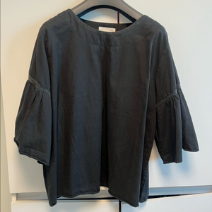 검정 퍼프소매 블라우스