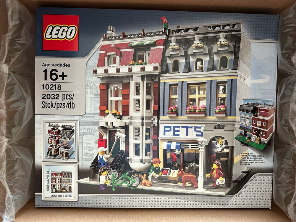 레고 10232 시네마, 10218 펫샵, 10244 페어그라운드 믹서, 10245 산타의 작업장 판매 이미지