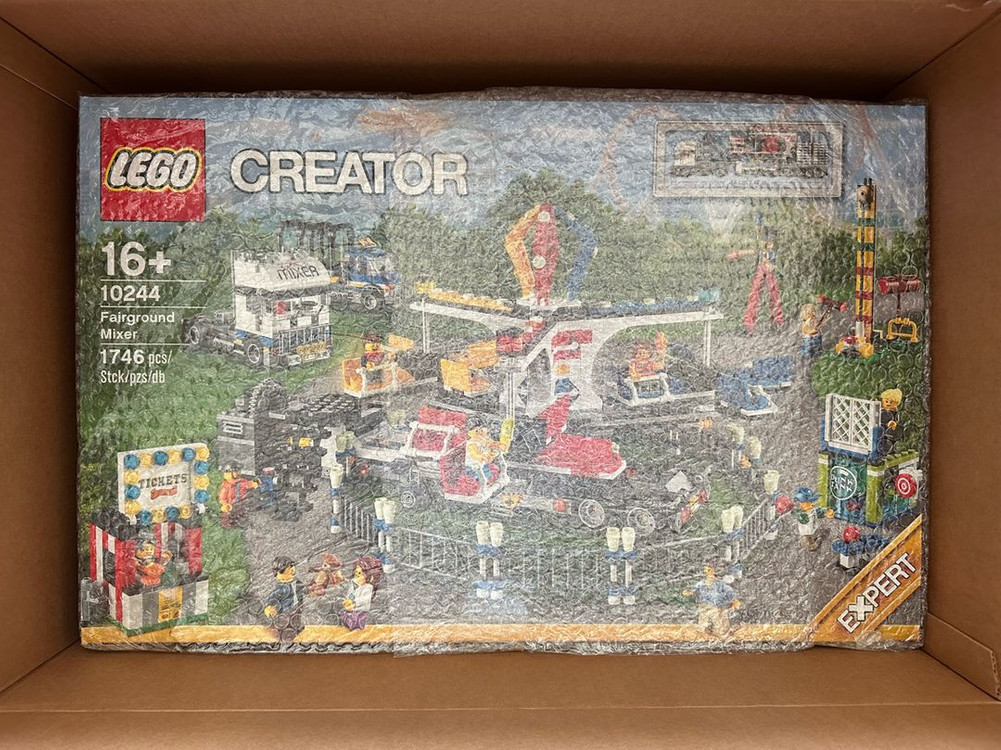 레고 10232 시네마, 10218 펫샵, 10244 페어그라운드 믹서, 10245 산타의 작업장 판매 이미지