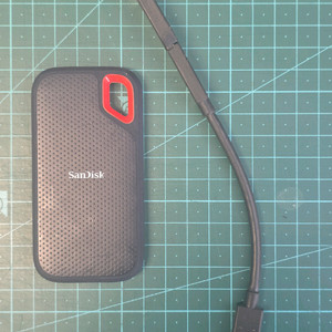 외장 SSD 1TB + 충전케이블