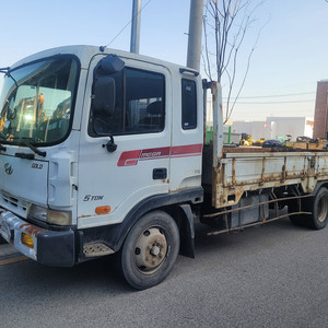 현대5톤 카고트럭 (중축) 225마력 03년 팝니다.