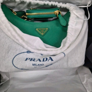 정품. 프라다 리에디션 가죽 숄더백