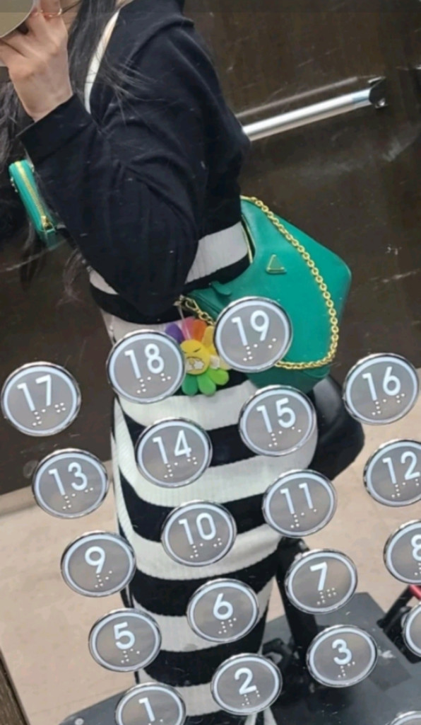 정품. 프라다 리에디션 가죽 숄더백--1