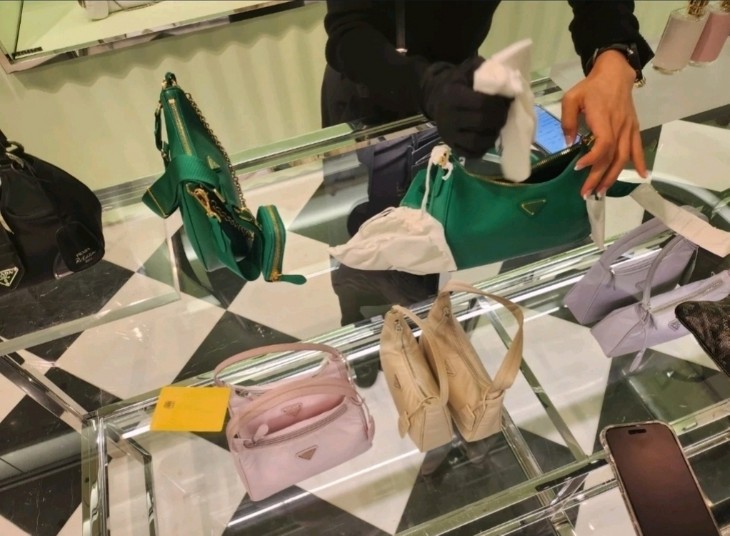 정품. 프라다 리에디션 가죽 숄더백--2