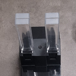 닌텐도 스위치 조이콘 충전기 입니다