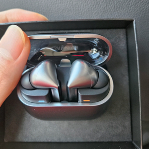 갤럭시 버즈3 프로 실버 색상 중고 팝니다.