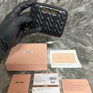 미우미우 마테라쎄 나파 가죽 동전 지갑