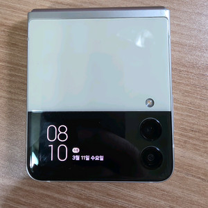 갤럭시 Z플립3 256GB 크림색 팝니다.