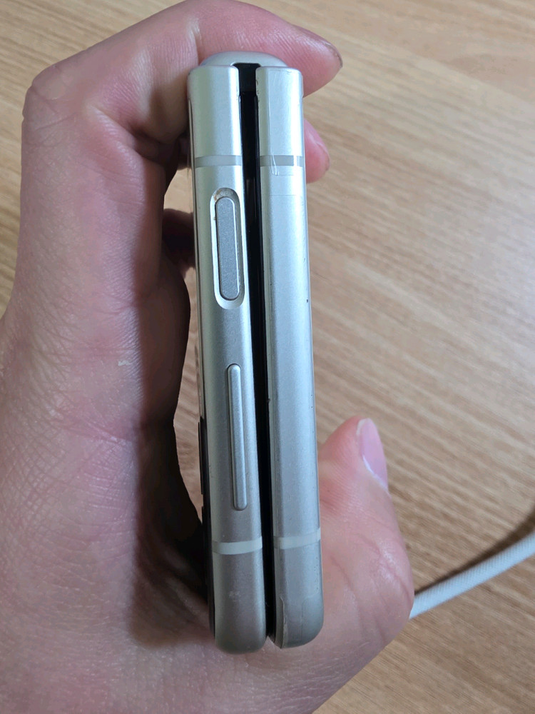 갤럭시 Z플립3 256GB 크림색 팝니다.--2