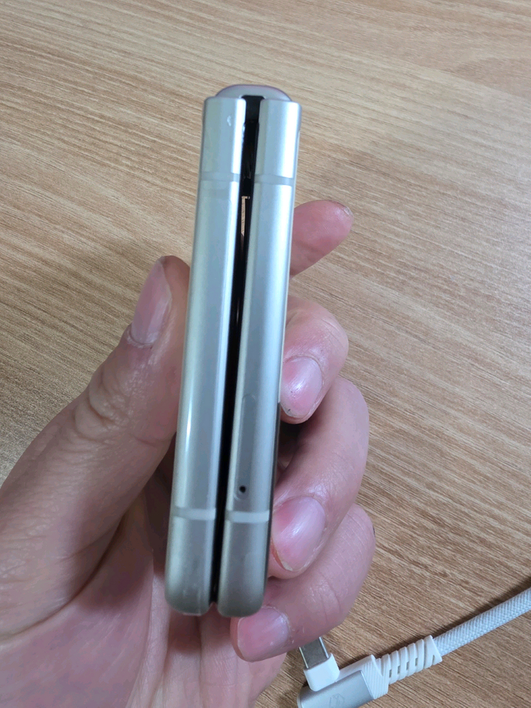 갤럭시 Z플립3 256GB 크림색 팝니다.--3