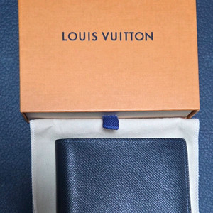 루이비통 남성 반지갑 타이가 네이비