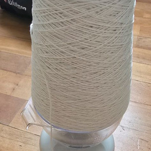 열매달 이틀 동화 뜨개질 콘사 1합 지관포함 399그램 클리어색상 팝니다.