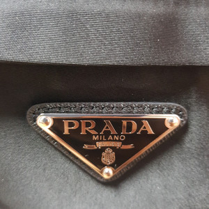 블랙프레임 프라다 바이커백 M사이즈 상태 아주좋음