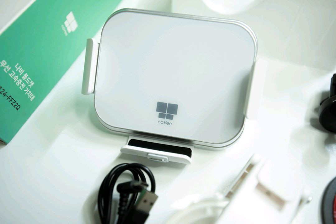 차량용 나비 무드등 폴드 무선 고속 충전기 거치대 팝니다. 이미지