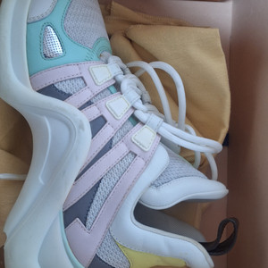 루이비통 여성스니커즈 아치라이트 파스텔