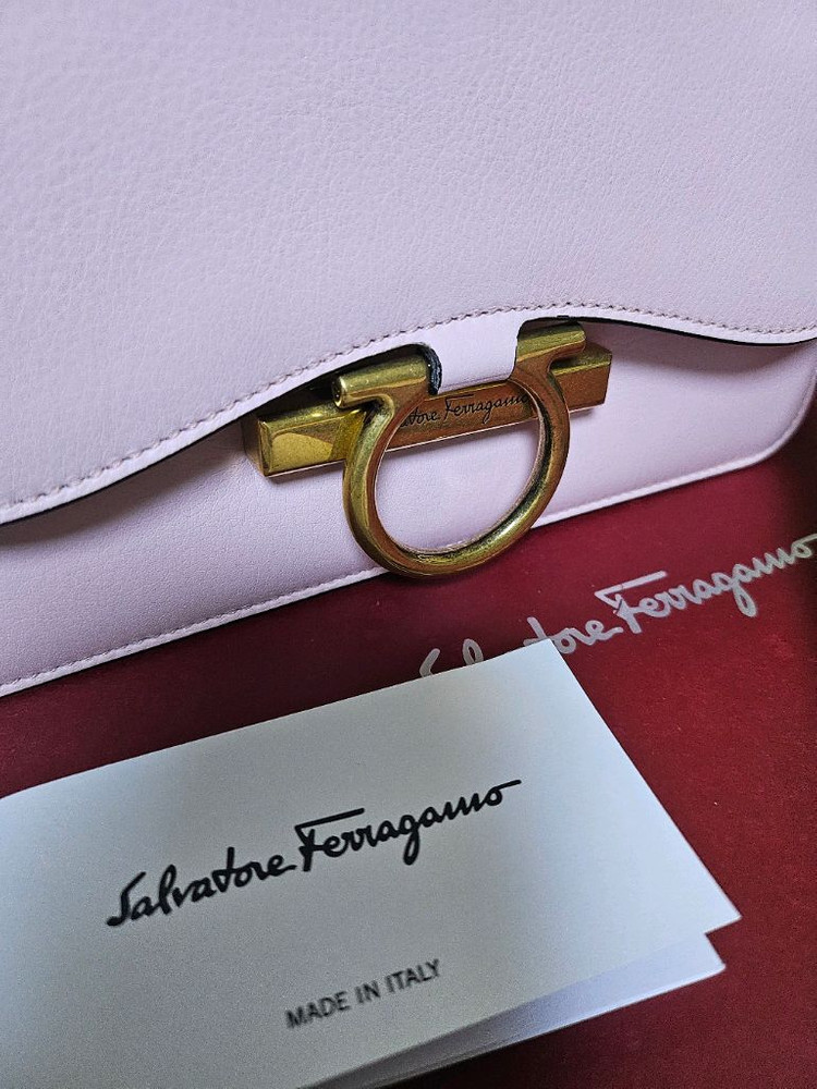 페라가모 간치니 크로스백 이미지