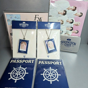 세븐틴 카페 인 서울 굿즈 일괄 판매합니다. 호시, 에스쿱스 등 멤버들 얼굴이 담긴 아크릴 키링이 포함되어 있습니다