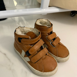 베자 키즈 브이텐 미드 퍼 캐멀(Camel) 아기 신발