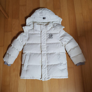 MLB 키즈 다운점퍼 유아동 110 덕다운 정품- 흰색 다운점퍼로, 모자 탈부착 가능합니다- 생활 얼룩이 조금 있습 이미지