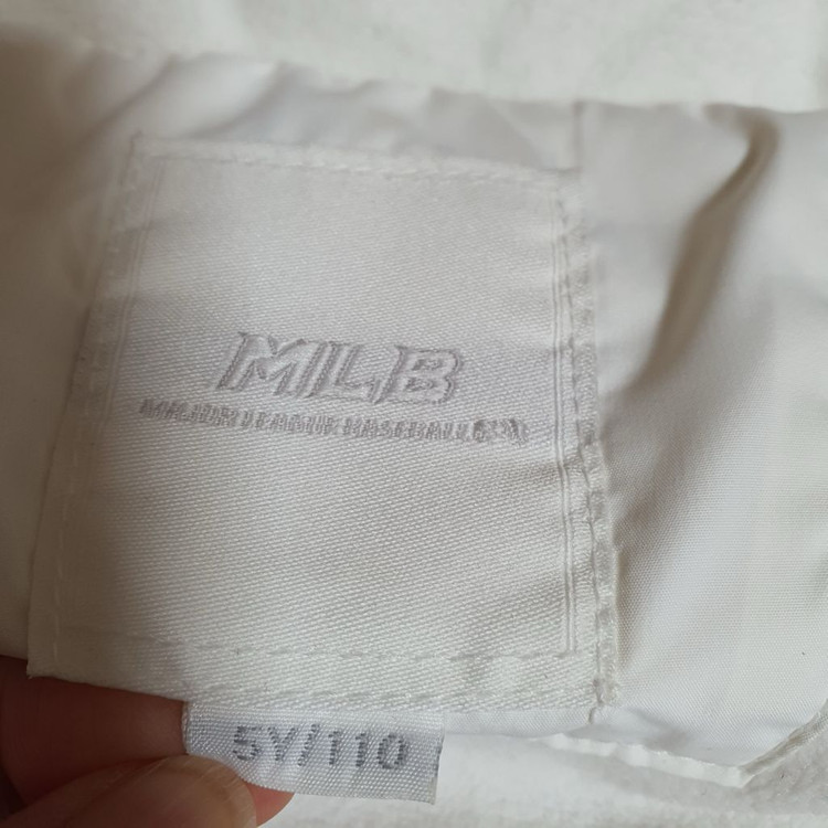 MLB 키즈 다운점퍼 유아동 110 덕다운 정품- 흰색 다운점퍼로, 모자 탈부착 가능합니다- 생활 얼룩이 조금 있습 이미지