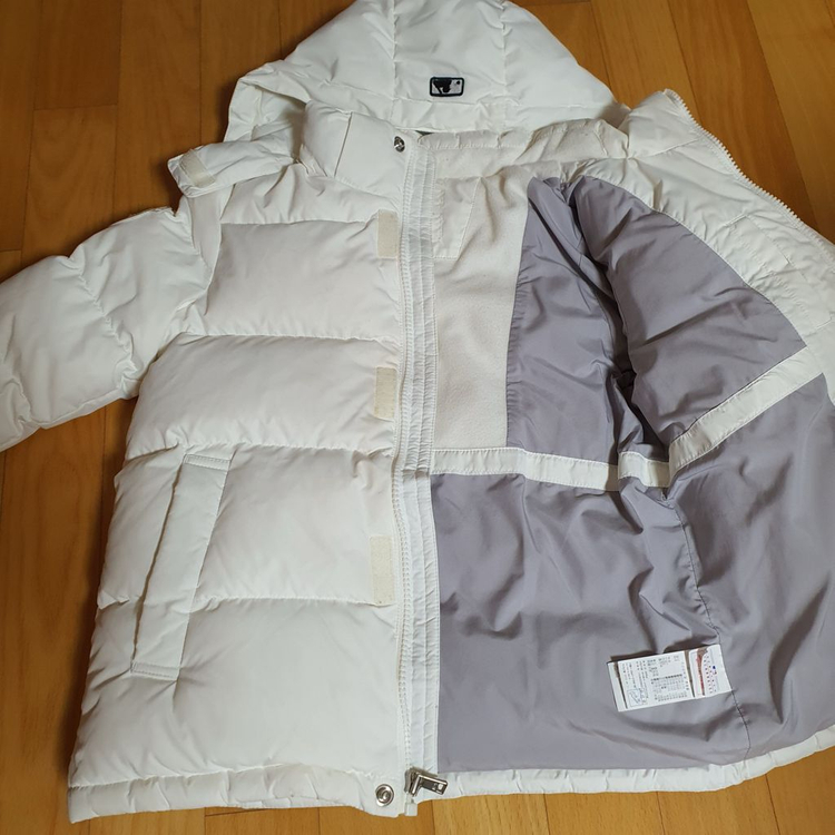 MLB 키즈 다운점퍼 유아동 110 덕다운 정품- 흰색 다운점퍼로, 모자 탈부착 가능합니다- 생활 얼룩이 조금 있습 이미지