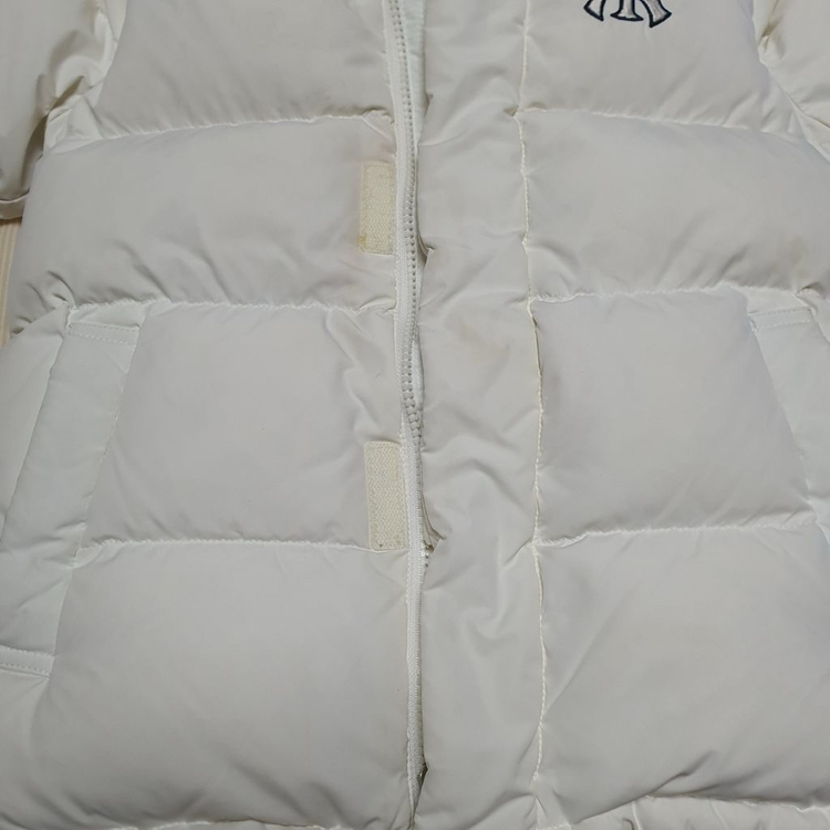 MLB 키즈 다운점퍼 유아동 110 덕다운 정품- 흰색 다운점퍼로, 모자 탈부착 가능합니다- 생활 얼룩이 조금 있습 이미지