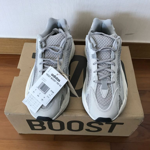 아디다스 이지부스트 700 스태틱 이미지