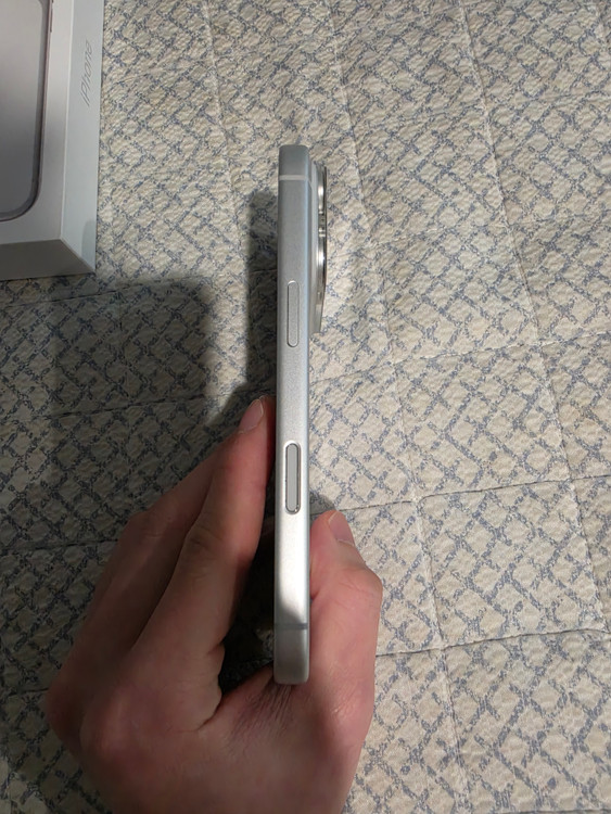 아이폰17pro 실버 256gb 판매합니다--3