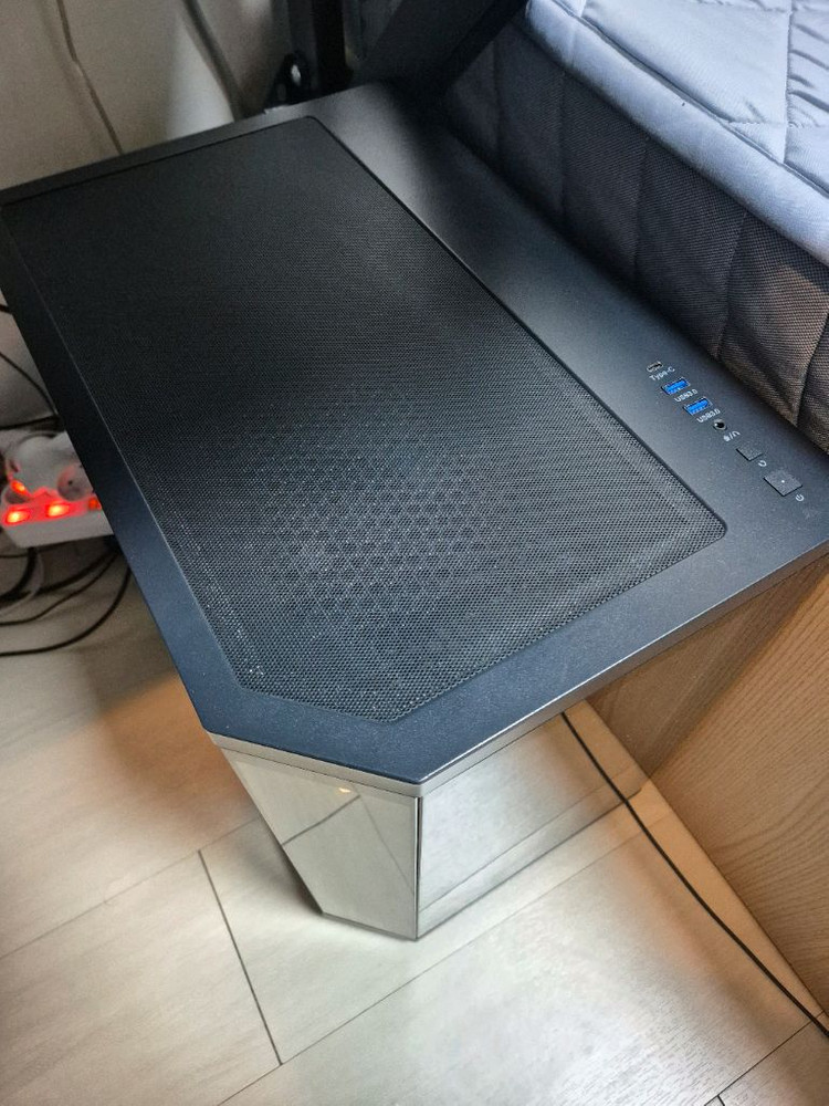 하이엔드 게이밍, 디자인 PC 판매합니다. i5-14600KF, 5070TI--2