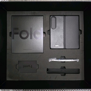 갤럭시 폴드4 juun.j (준지) 에디션 256gb 팝니다.