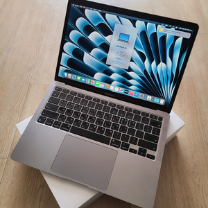 부산 맥북에어M1 고급형 512GB + 파우치 팝니다.