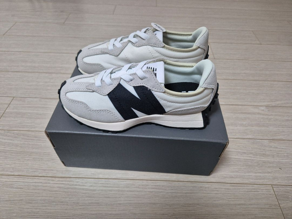 쿨거래시 6만5천택포! 미착용 새제품 정품 뉴발란스 327 편한 운동화 남아여아 공용 4계절 운동화 200 이미지