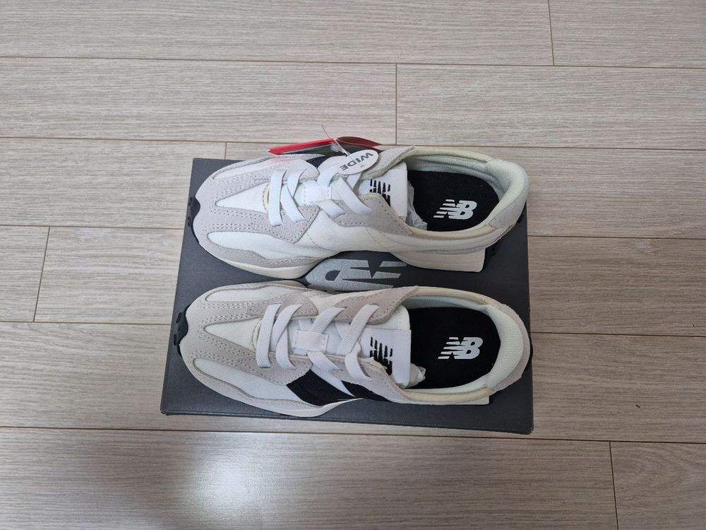 쿨거래시 6만5천택포! 미착용 새제품 정품 뉴발란스 327 편한 운동화 남아여아 공용 4계절 운동화 200 이미지