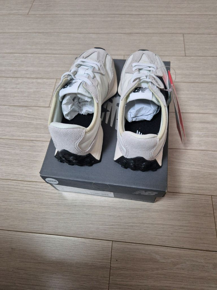 쿨거래시 6만5천택포! 미착용 새제품 정품 뉴발란스 327 편한 운동화 남아여아 공용 4계절 운동화 200 이미지