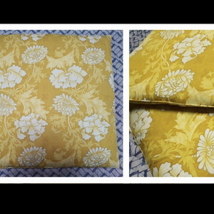 솜방석 2개 같은 크기 솜이 많이 들어서 두툼함 고급면 지퍼커버임 7천원 이미지