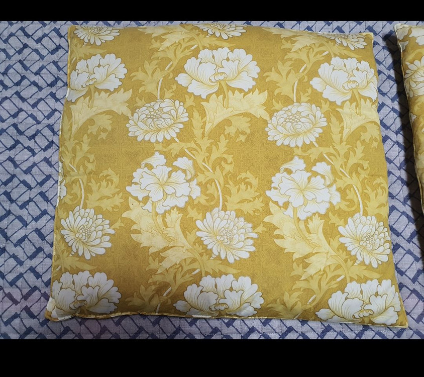 솜방석 2개 같은 크기 솜이 많이 들어서 두툼함 고급면 지퍼커버임 7천원 이미지