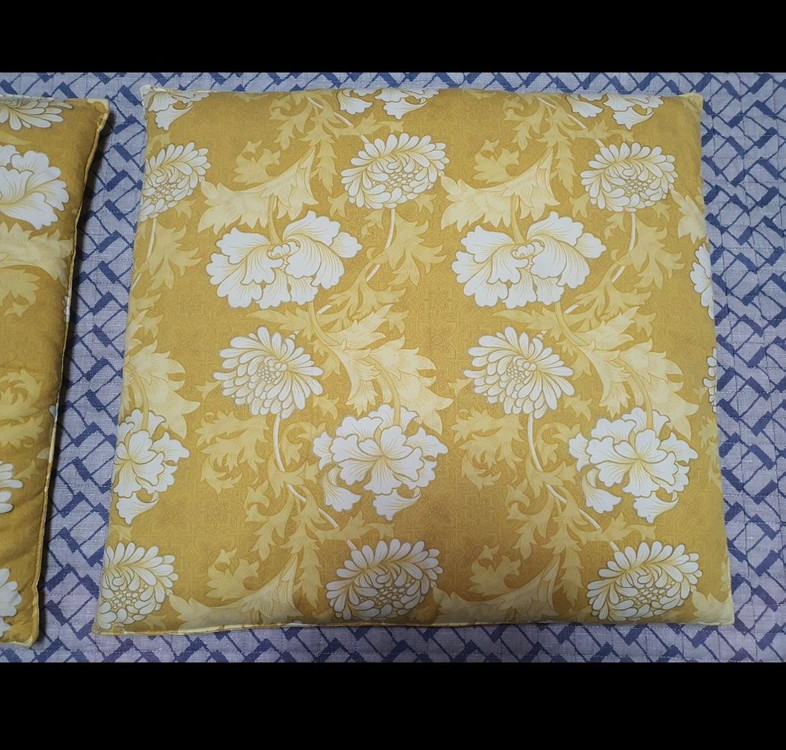 솜방석 2개 같은 크기 솜이 많이 들어서 두툼함 고급면 지퍼커버임 7천원 이미지