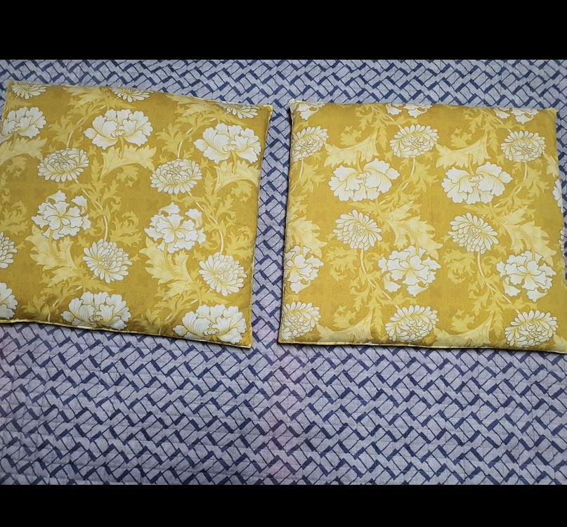 솜방석 2개 같은 크기 솜이 많이 들어서 두툼함 고급면 지퍼커버임 7천원 이미지