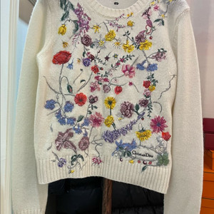 디올 플라워 자수 캐시미어 니트(거의 새제품)