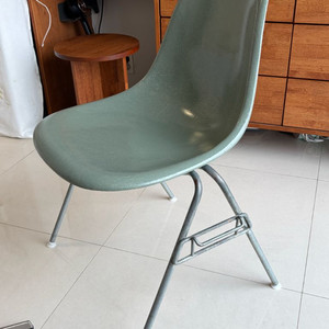 허먼밀러 임스체어 seaform green 이미지