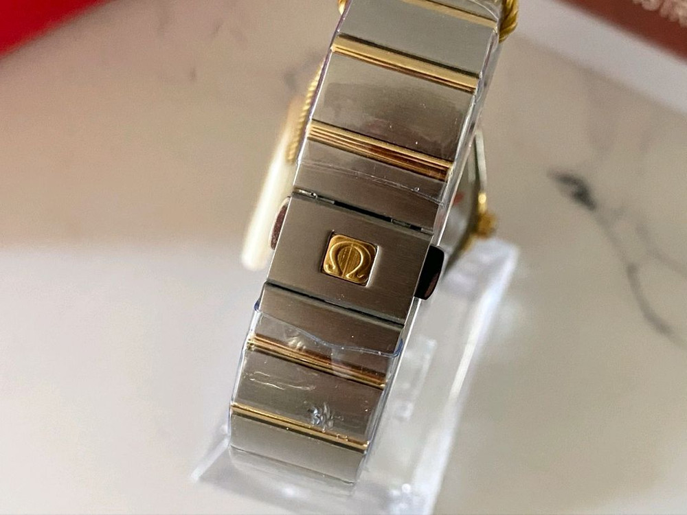 한소희 오메가 컨스텔레이션 문샤인 시계--5