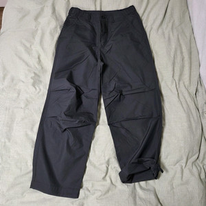 유니클로 U 와이드피트 파라슈트 팬츠 79 다크그레이 / 30 와이드핏 르메르 면바지 브라운야드 유스 포터리