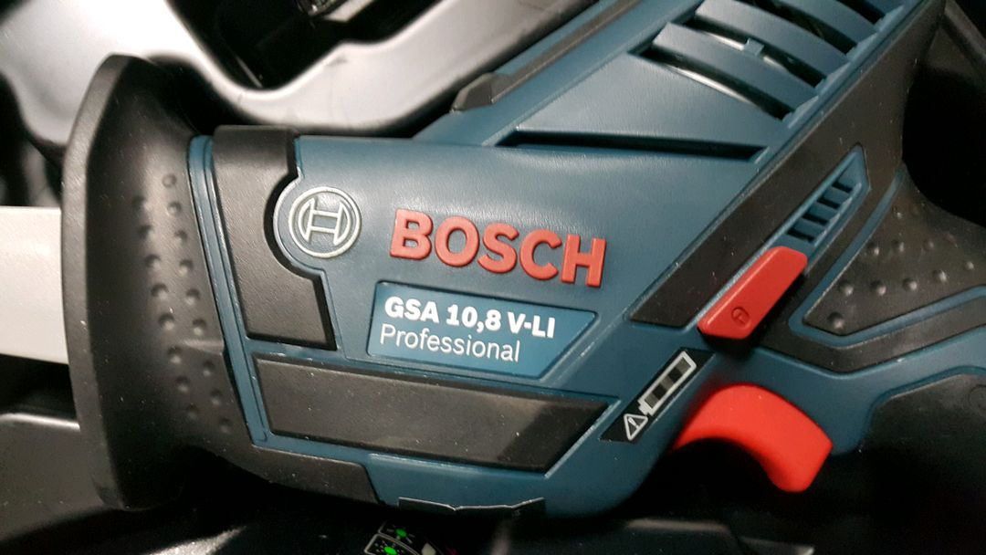 보쉬 GSA 10.8V-LI 충전컷소 이미지