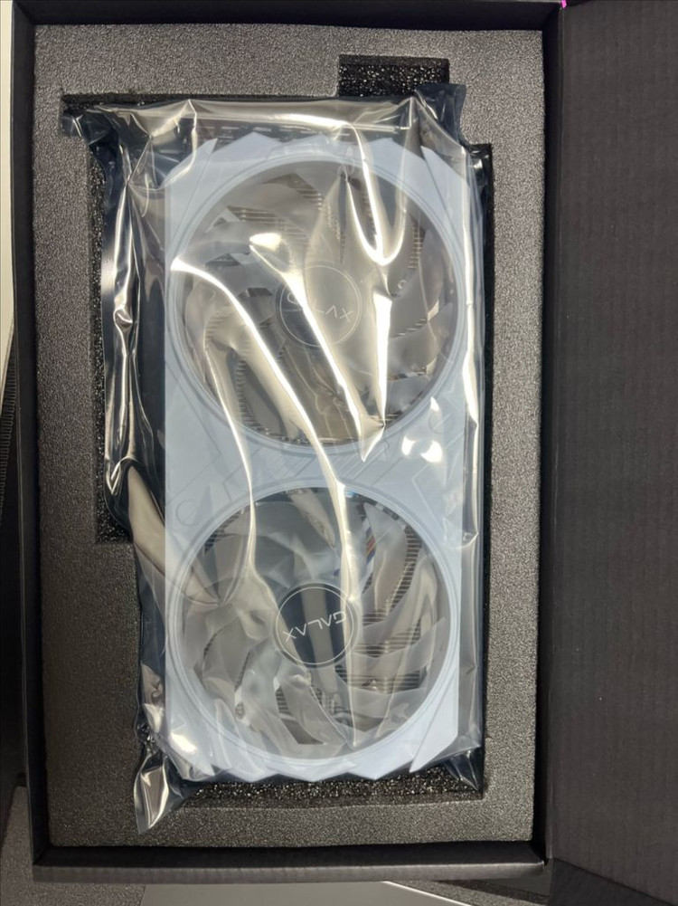 RTX 4060 Ti 그래픽카드 화이트 이미지