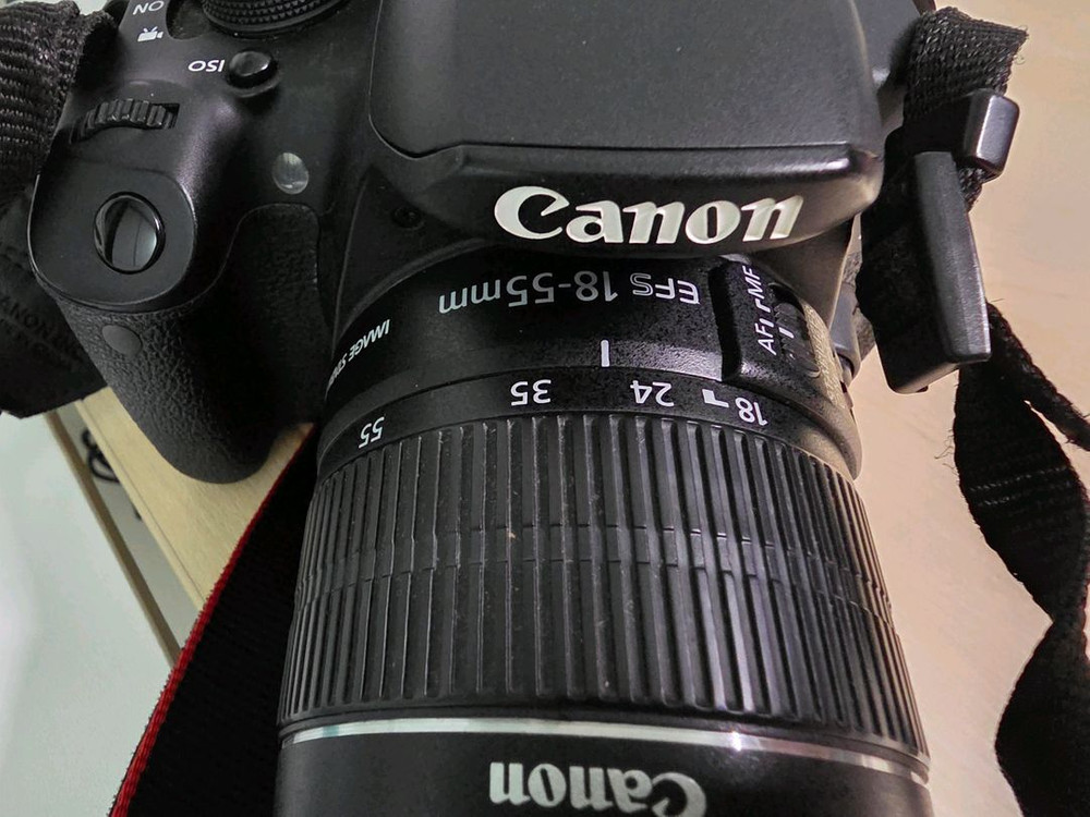 캐논 EOS 700D 카메라 + 18-55mm 렌즈 이미지