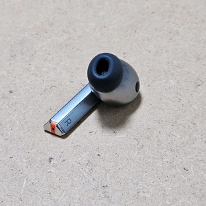 갤럭시 버즈3프로 실버 오른쪽