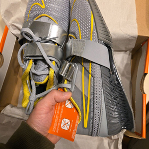 나이키 선물가능한 역도화 로말레오4 100% 새제품 (255 사이즈) 울프그레이 라이트닝